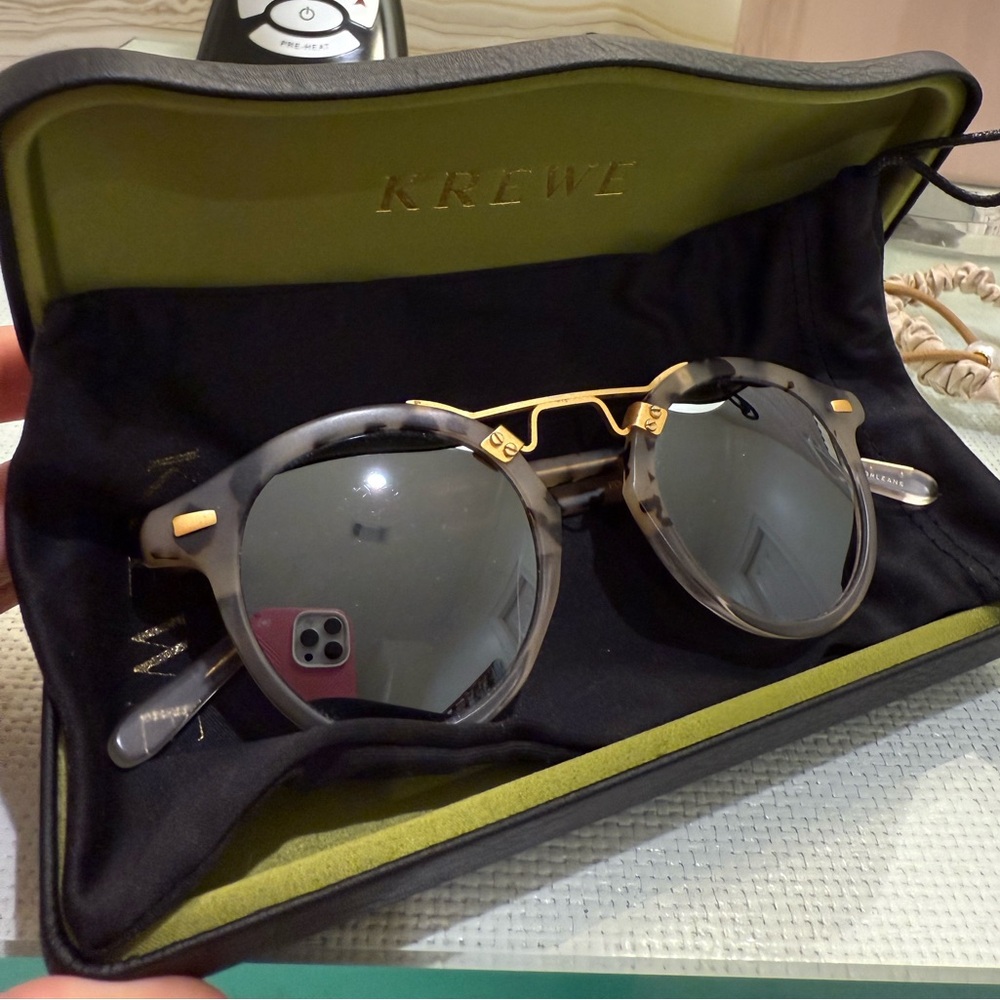 KREWE ST LOUIS SUNGLASSES
MATTE TO OYSTER TO CRYSTAL MIRROR